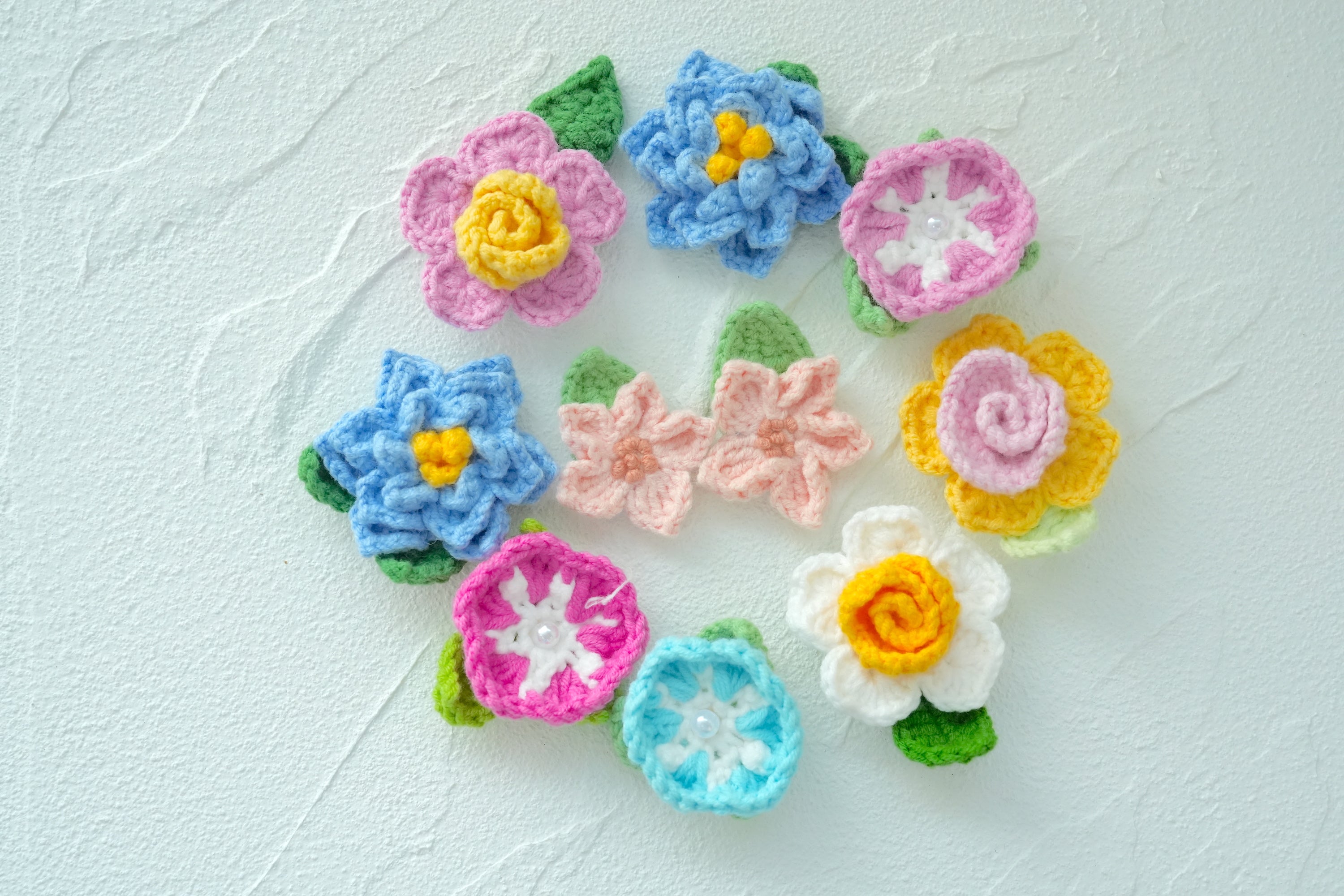 Lot de 6 appliques fleurs multicolores au crochet dans divers tons Lot de 6 appliques fleurs multicolores au crochet dans divers tons