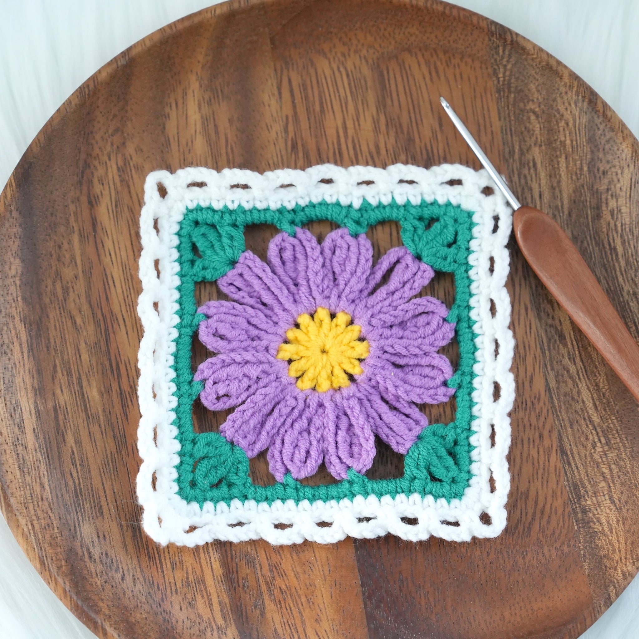 How to Crochet Daisy Granny Square