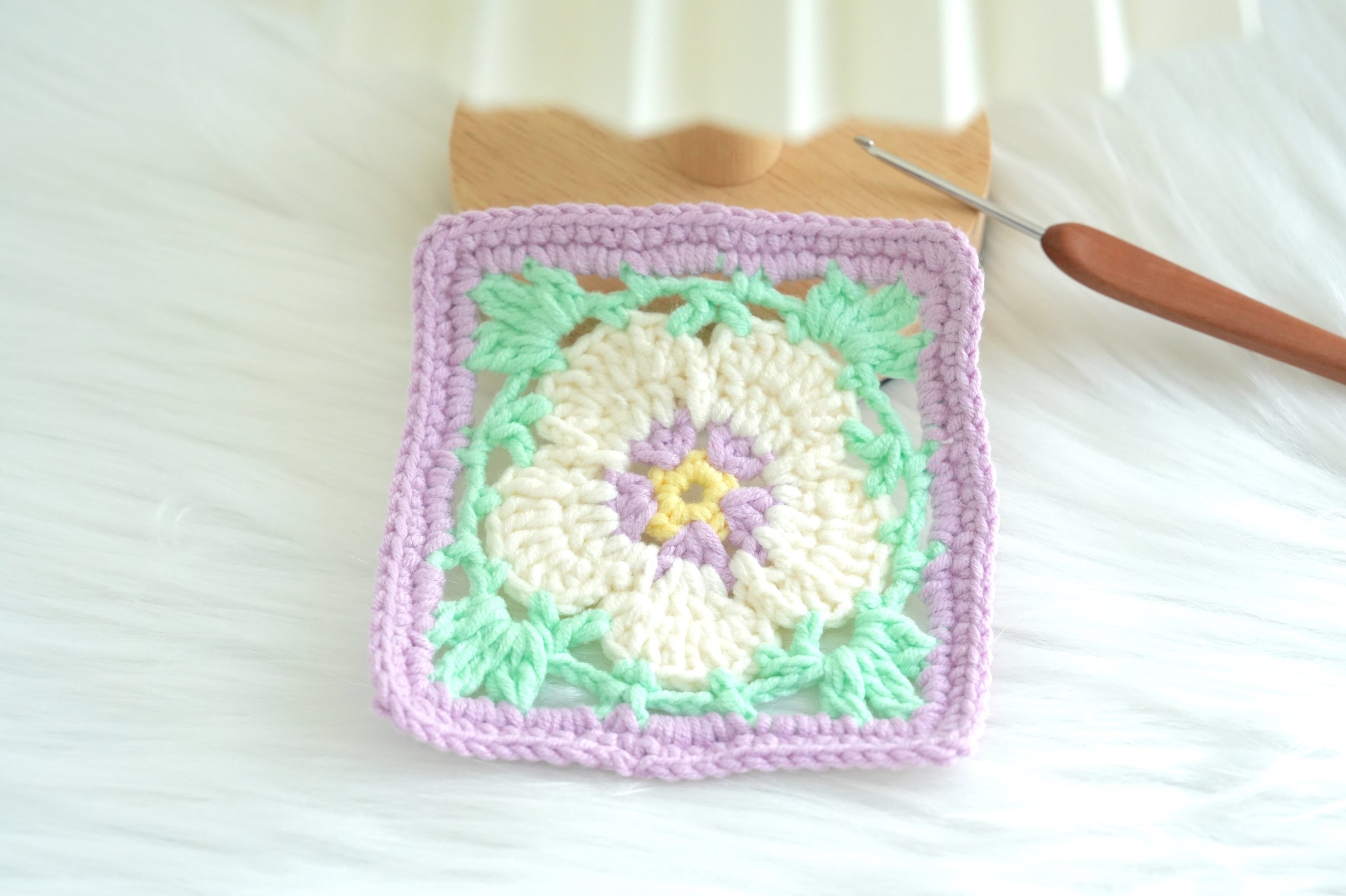 Crochet Hibiscus Flower Granny Square Pattern Free (PDF + Beginner Tut