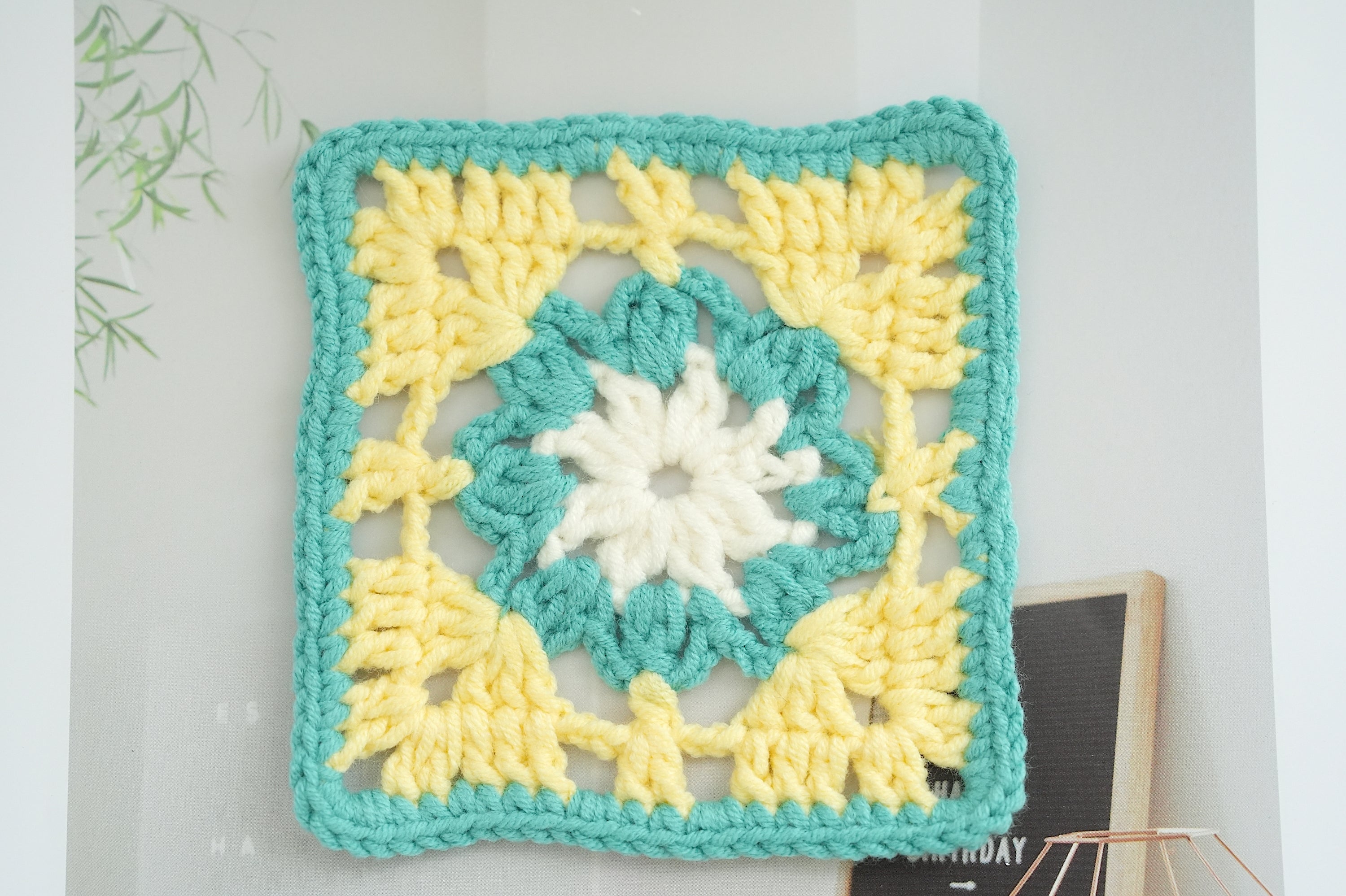 Crochet 8 Petal Flower Granny Square Pattern Free (PDF + Beginner Tuto